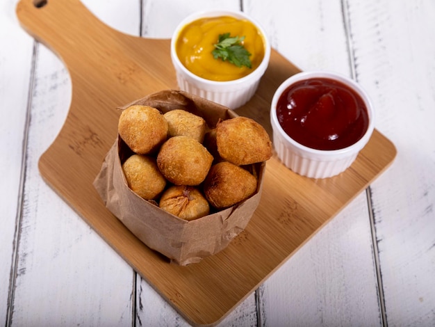 Foto aperitivos brasileños bolas fritas rellenas