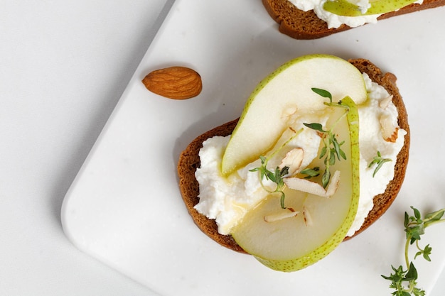 Aperitivos de bruschetta Tostadas con requesón Ricotta queso pera miel y almendra Sándwich