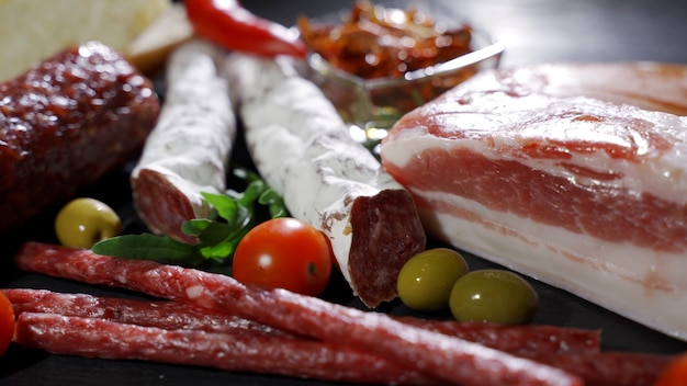 Aperitivos de carne frescos y deliciosos antipasto