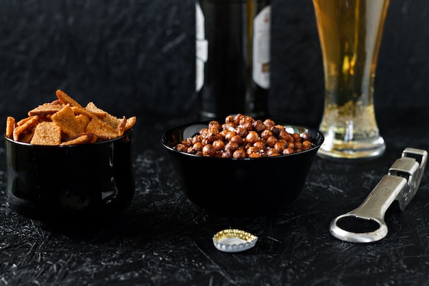 Aperitivos de cerveza. Cerveza sobre un fondo oscuro.