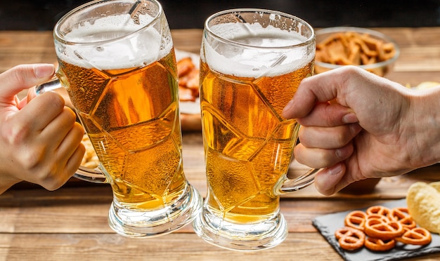 Aperitivos y cerveza en la mesa para la fiesta de fútbol y ver el partido de fútbol.