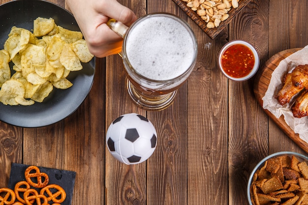 Aperitivos y cerveza en la mesa