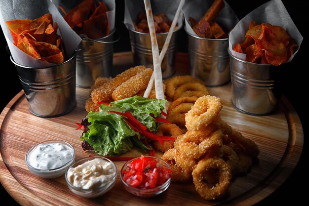 Aperitivos a la cerveza patatas fritas calamares picatostes y nuggets con salsas