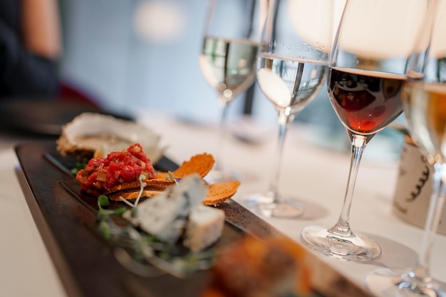 Aperitivos y copas de vino en la mesa de comedor en el restaurante de lujo