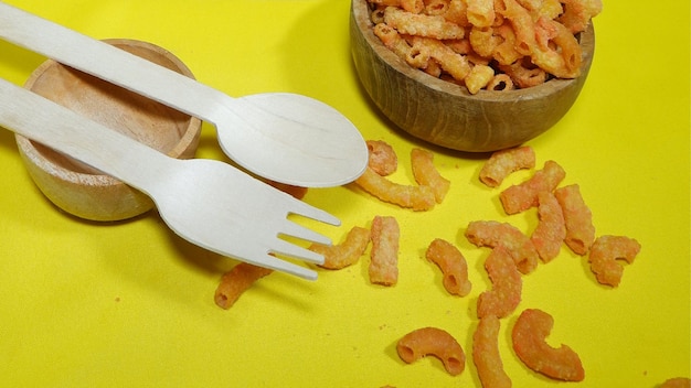 Aperitivos crujientes de macarrones con cuchara y tenedor de madera