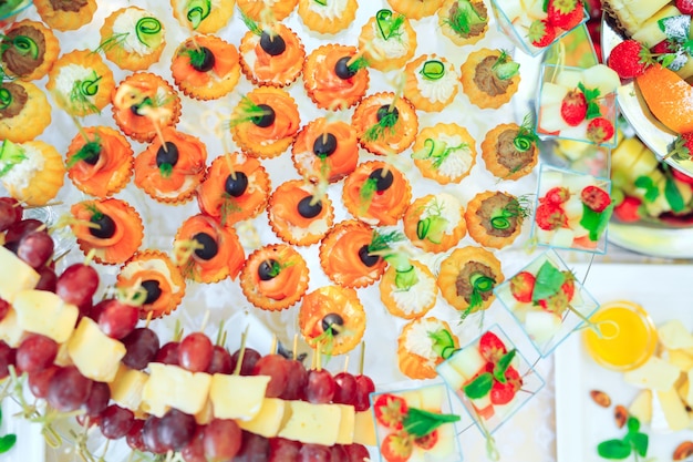 Aperitivos de festa em varas de madeira