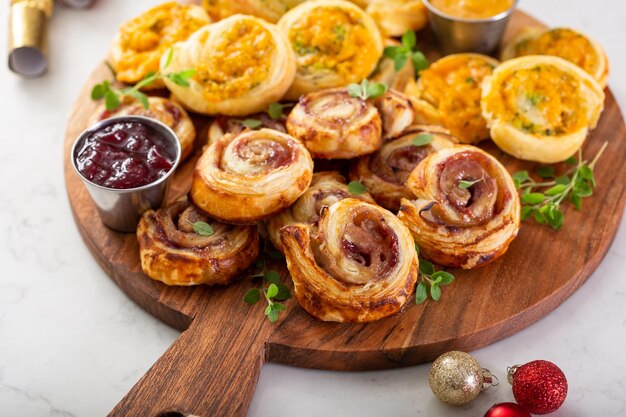 Aperitivos de Natal, bolinhos cheios de queijo e geleia.