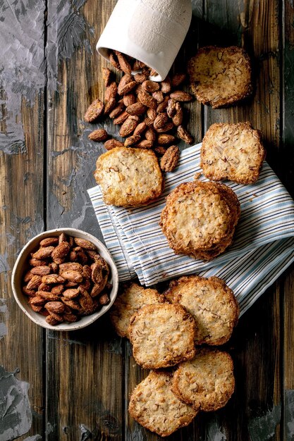 Aperitivos dulces caseros nueces de almendras tostadas y galletas de mantequilla