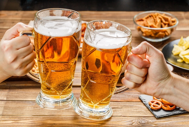 Aperitivos e cerveja na mesa