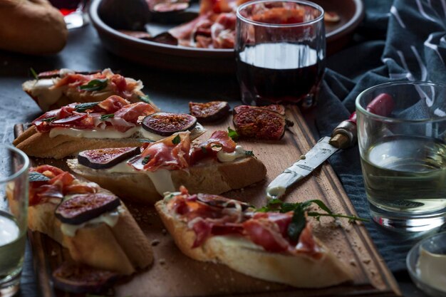 Aperitivos españoles con vino