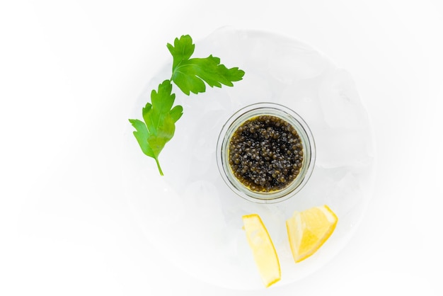 Aperitivos de esturión natural caviar negro limón y perejil
