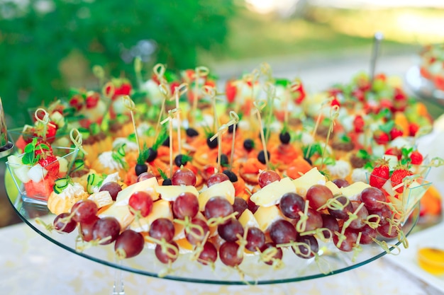 aperitivos de fiesta en palos de madera