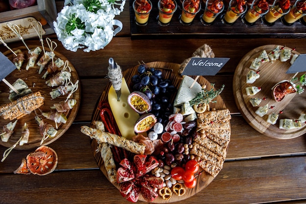 Aperitivos de fiesta de verano en mesa de madera.