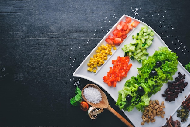 Aperitivos frios Fatiar de legumes Comida italiana Em um fundo de madeira Vista superior Espaço livre para texto