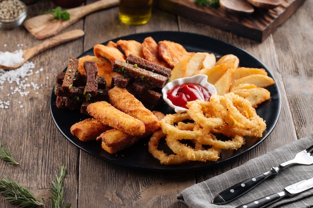 Aperitivos fritos para cerveza con salsa roja