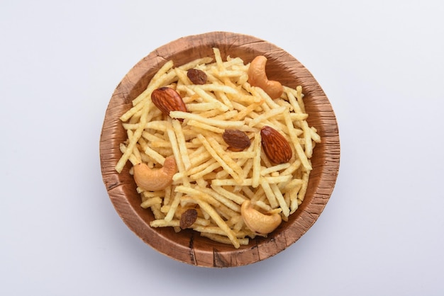 Aperitivos fritos estilo indio falahari chivda Chewda chivda o mezcla namkeen con frutos secos