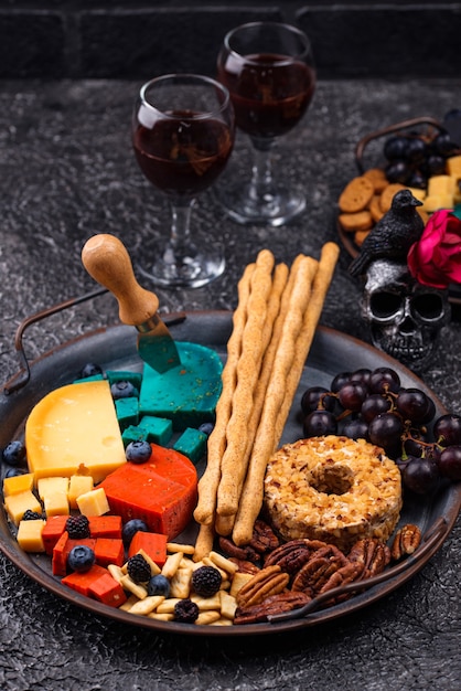 Aperitivos de Halloween. Plato de queso con snacks