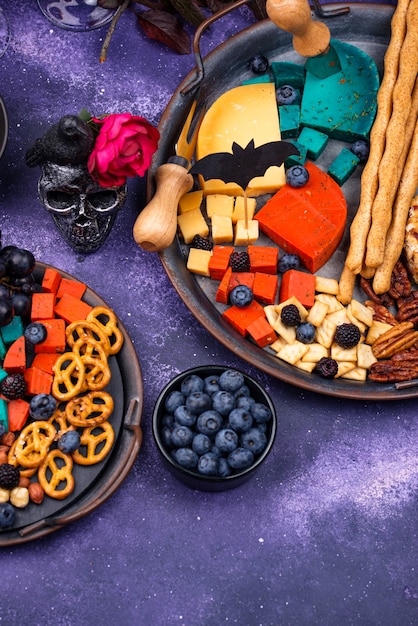 Aperitivos de Halloween. Plato de queso con snacks