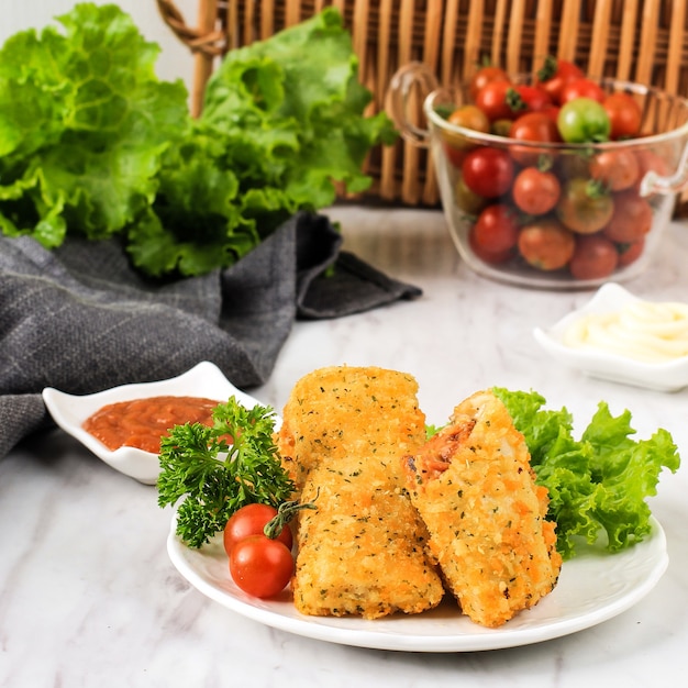 Aperitivos indonesios: Risoles fritos o vegetales Risol con carne picada. Servido con salsa de chile y mayonesa, decorar con perejil fresco.