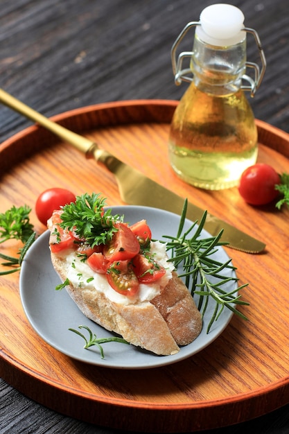 Aperitivos italianos sabrosos y sabrosos de tomate o Bruschetta en rebanadas de baguette tostado