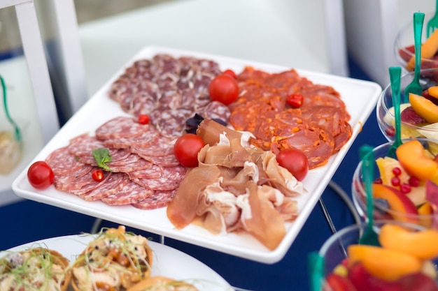 Aperitivos en la mesa en un evento festivo o cena.