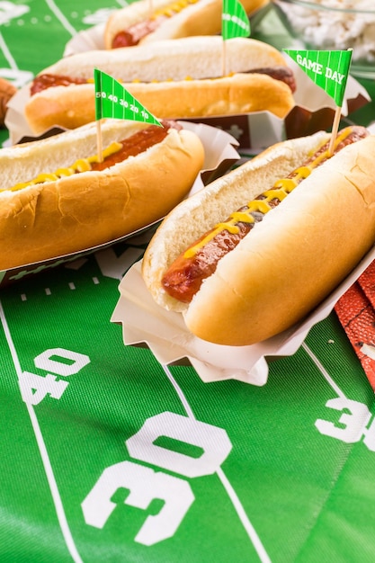 Aperitivos en la mesa para la fiesta del fútbol.