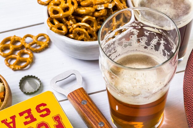 Aperitivos en la mesa para la fiesta del fútbol.