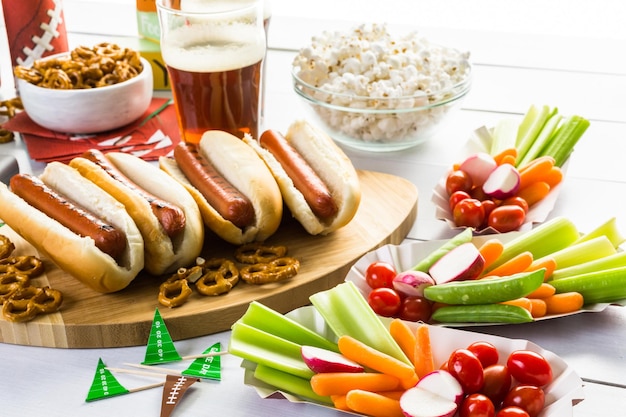 Aperitivos en la mesa para la fiesta del fútbol.