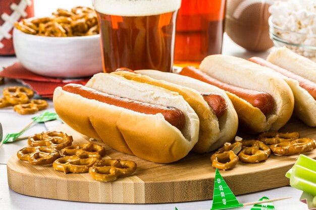 Aperitivos en la mesa para la fiesta del fútbol.