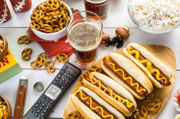 Aperitivos en la mesa para la fiesta del fútbol.