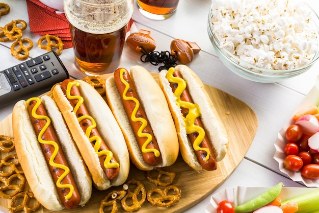 Aperitivos en la mesa para la fiesta del fútbol.