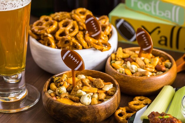 Aperitivos en la mesa para la fiesta del fútbol.