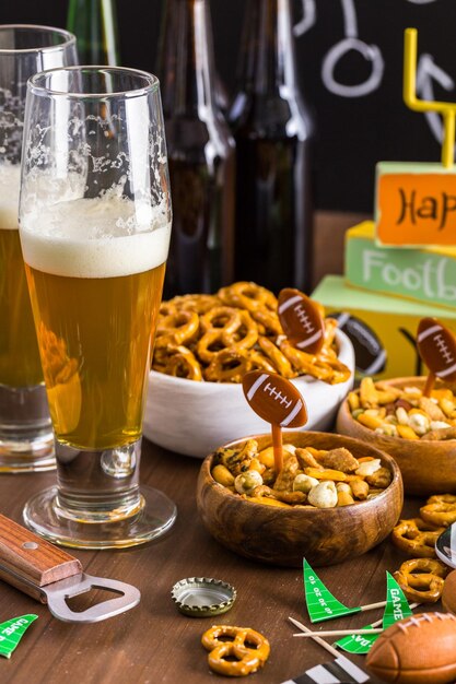 Aperitivos en la mesa para la fiesta del fútbol.