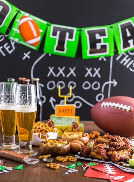 Aperitivos en la mesa para la fiesta del fútbol.