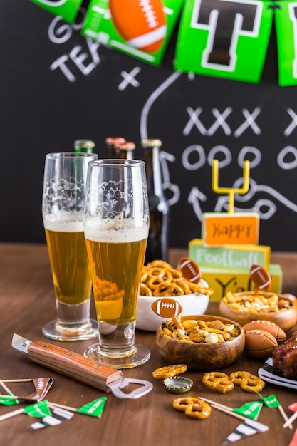 Foto aperitivos en la mesa para la fiesta del fútbol.