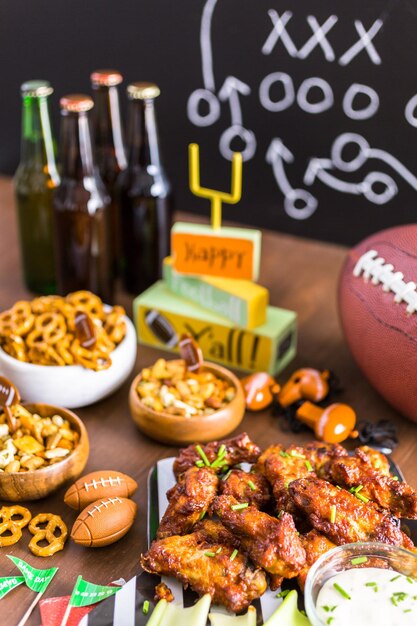 Aperitivos en la mesa para la fiesta del fútbol.