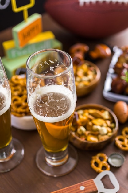 Aperitivos en la mesa para la fiesta del fútbol.