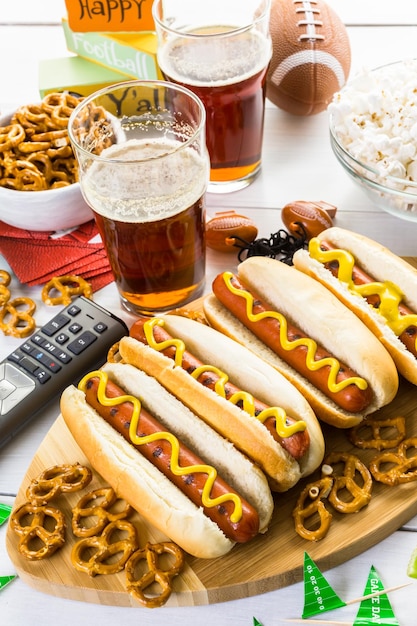 Aperitivos na mesa para a festa do futebol.