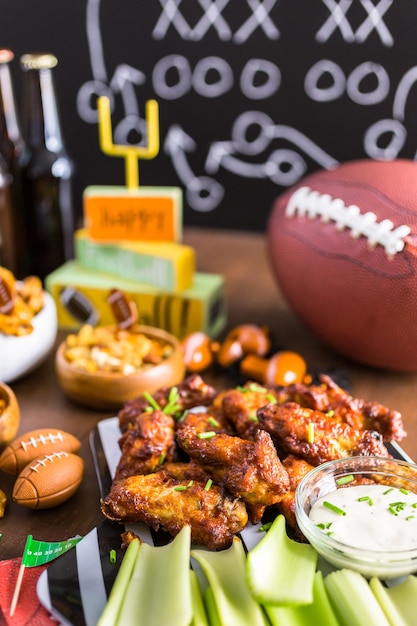 Aperitivos na mesa para a festa do futebol.