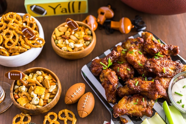 Aperitivos na mesa para a festa do futebol.