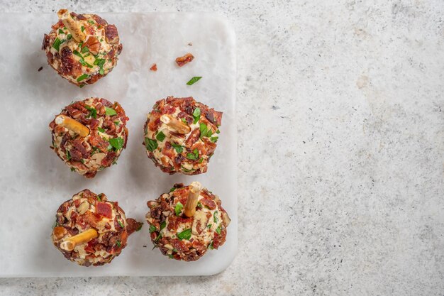 Aperitivos navideños con bolas de queso