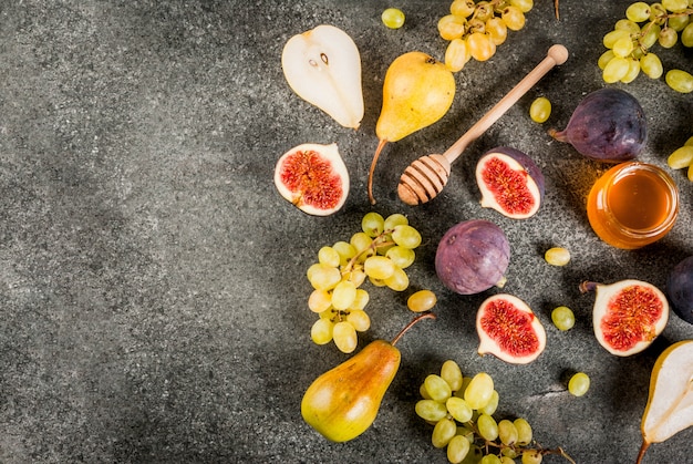 Aperitivos, postres veganos dietéticos. Frutas de otoño (higos, peras, uvas) con miel