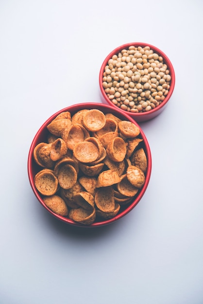 Aperitivos ricos en proteínas de soja Katori de la India, servidos en un recipiente con soja cruda, enfoque selectivo