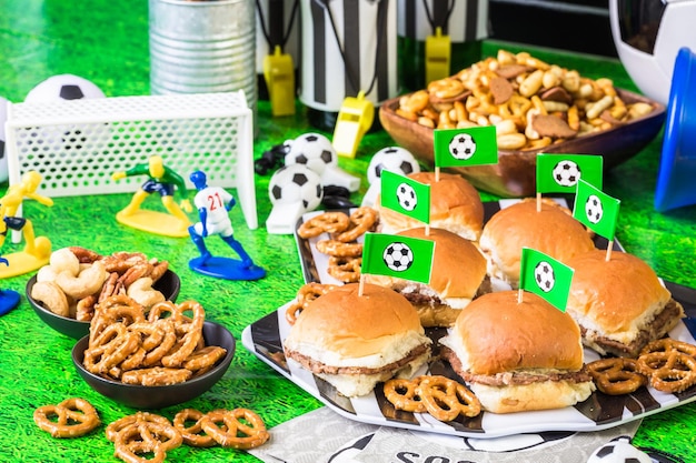 Aperitivos salados y cerveza en la mesa para la fiesta de fútbol.