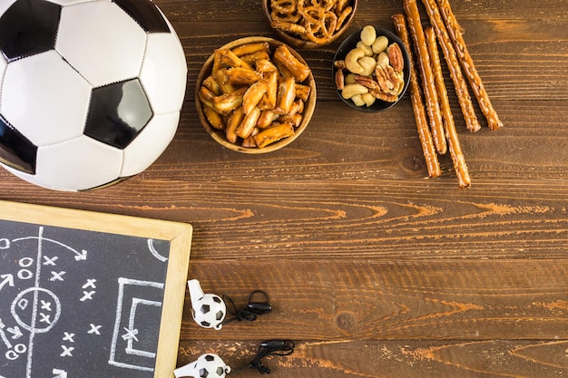 Aperitivos salados en la mesa para ver el partido de fútbol.