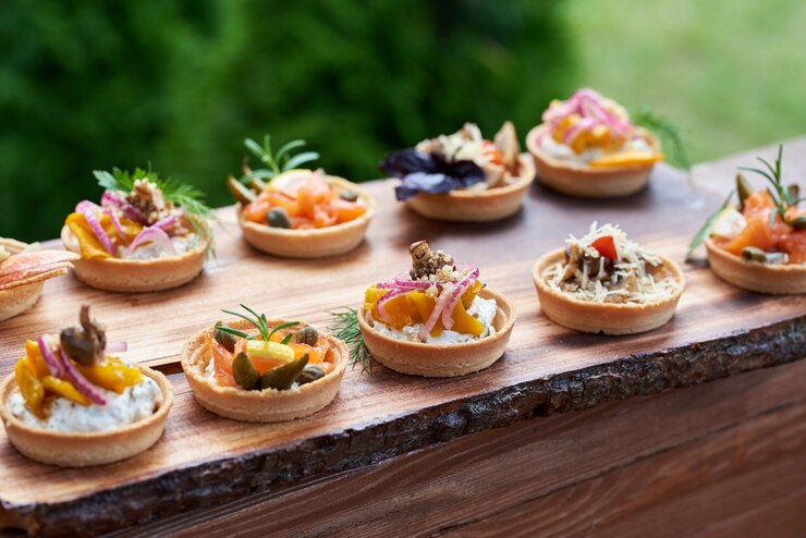 aperitivos de tartaletas con diferentes rellenos de higos, queso,