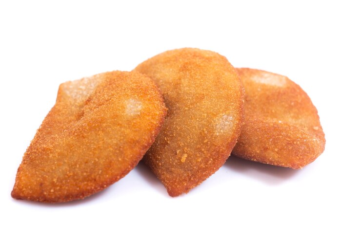 Foto aperitivos típicos portugueses de rissol frito, geralmente com carne ou camarão isolado sobre fundo branco.