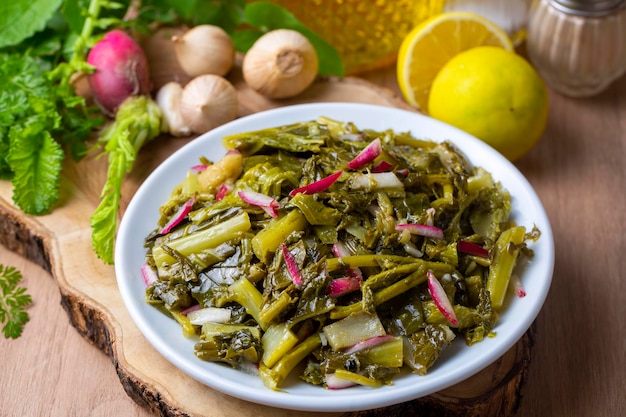Aperitivos turcos tradicionales; Ensalada de hierbas del Egeo, ensalada de rábano. nombre turco; ege otlari mezesi o salatasi