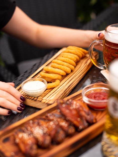 Aperitivos variados de cerveza, comida rápida.