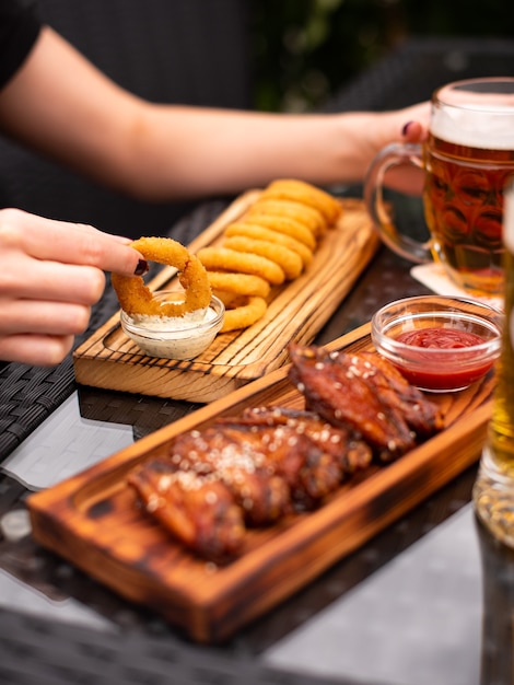 Aperitivos variados de cerveza, comida rápida.